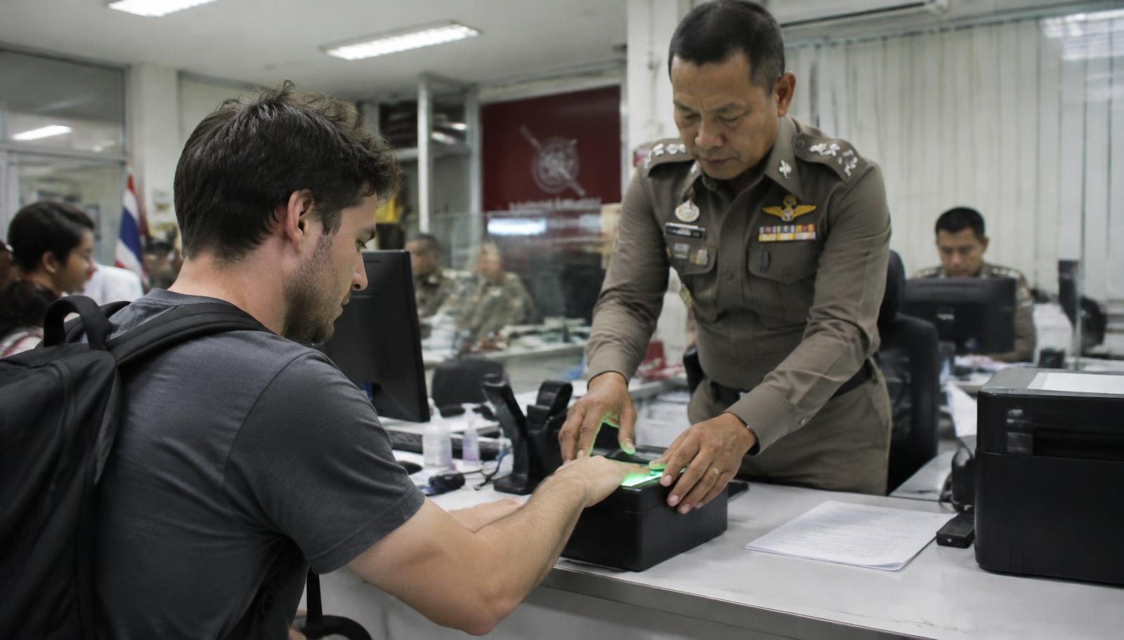 ชาวต่างชาติพิมพ์ลายนิ้วมือขอหนังสือรับรองความประพฤติที่สถานีตำรวจ